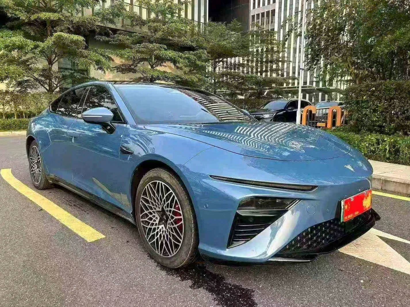 哪吒S 正面外观三