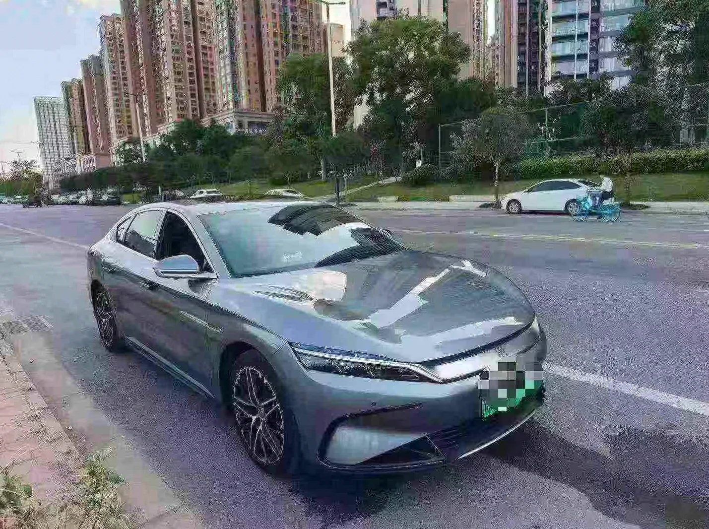 比亚迪汉 正面外观三