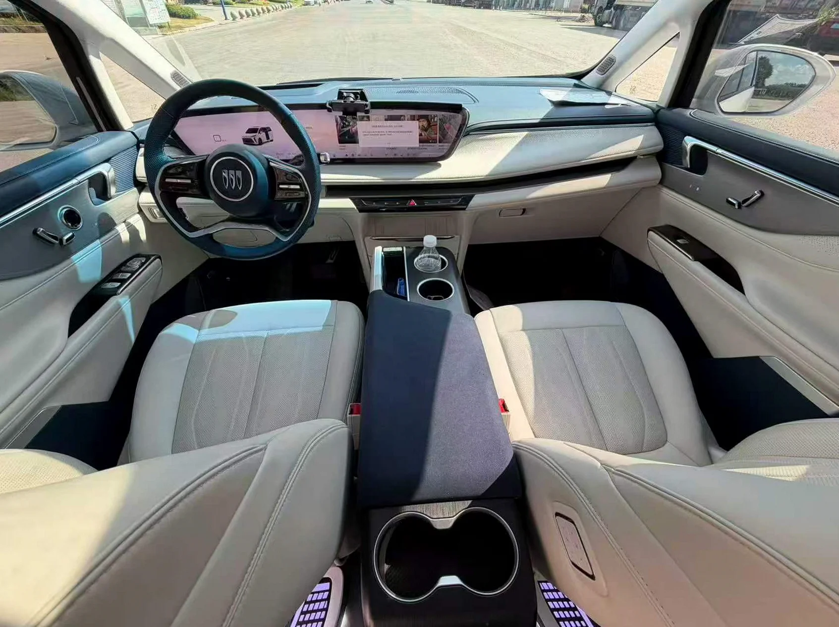 别克GL8 后面外观三