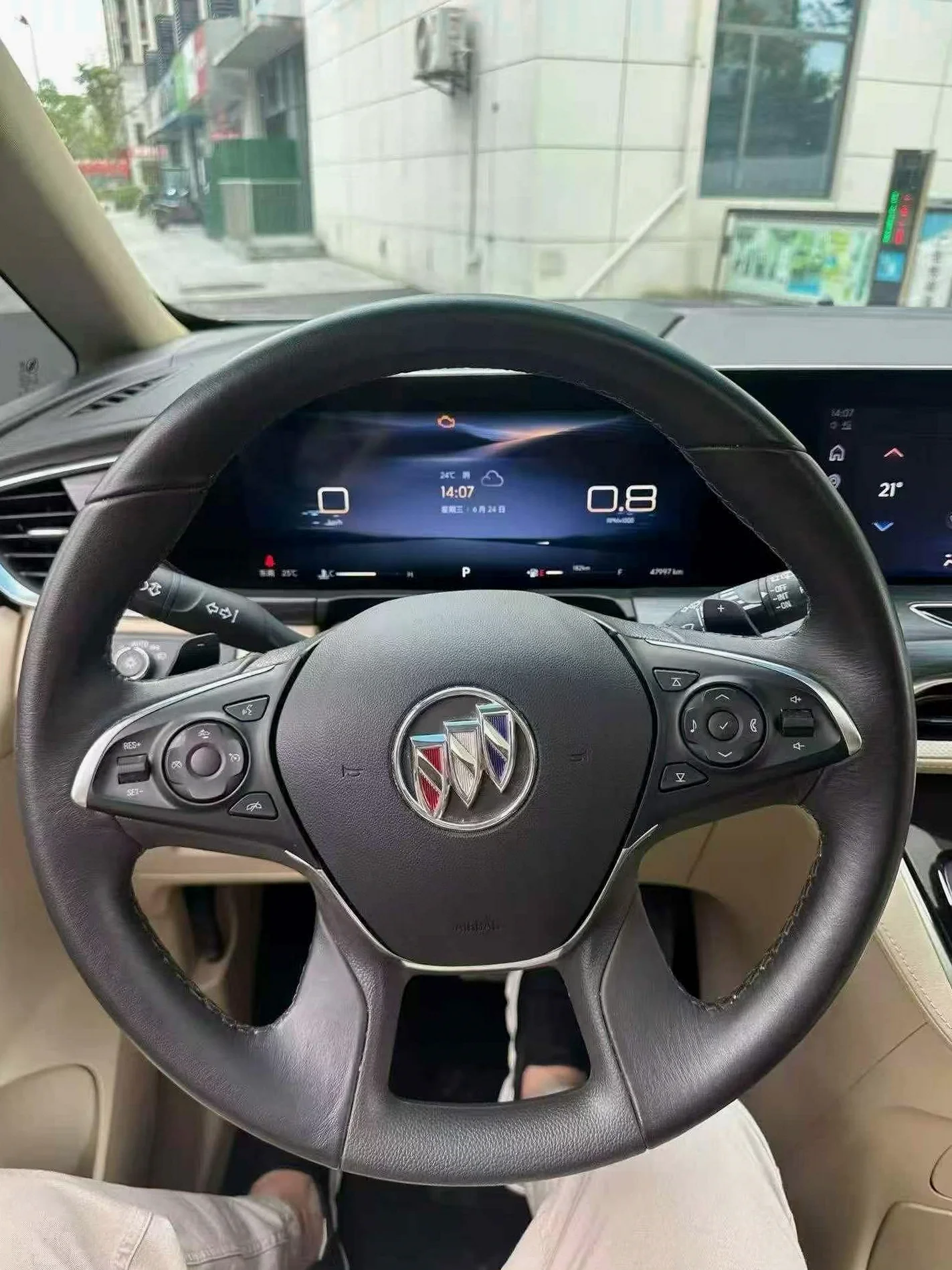 别克GL8 后面外观一