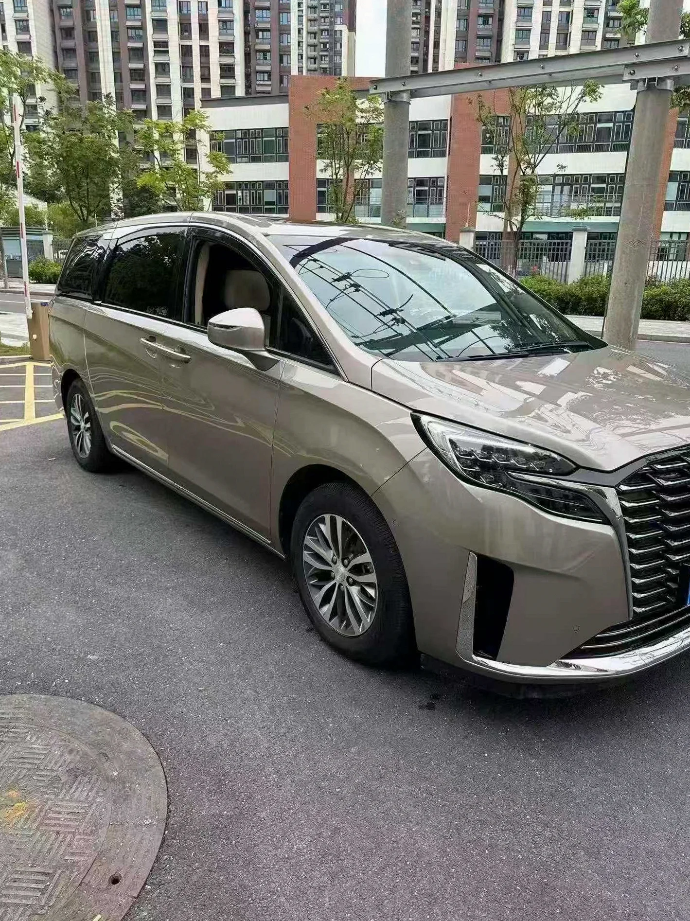别克GL8 正面外观二
