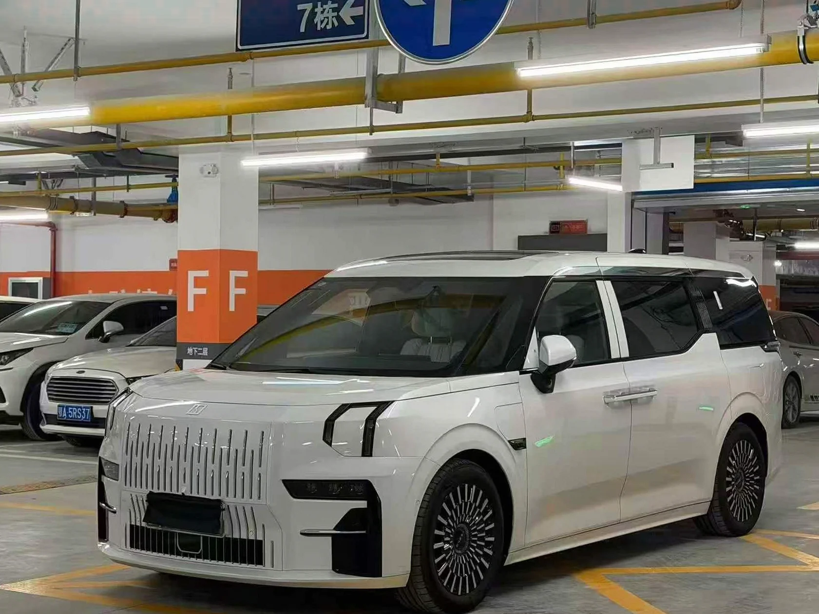 极氪汽车009 正面外观三