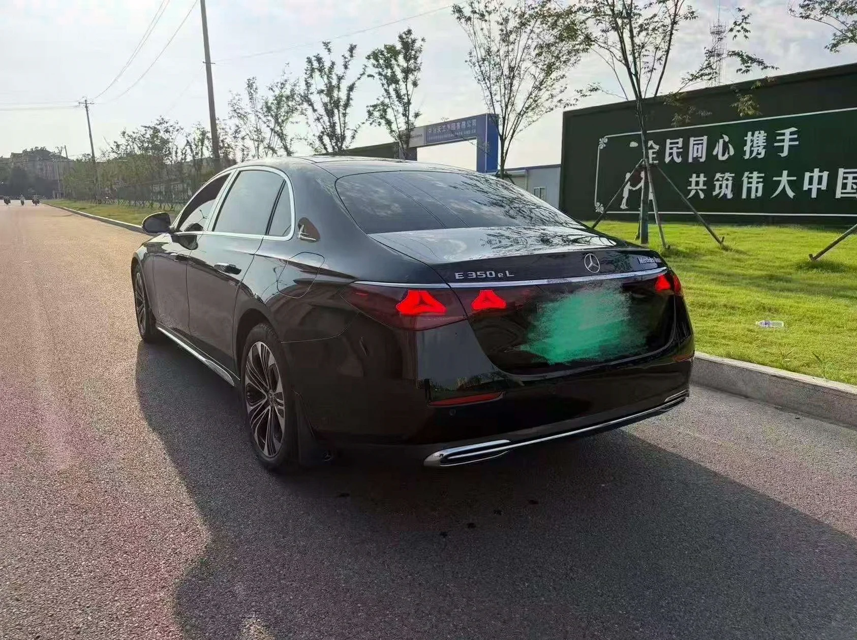 奔驰E 后面外观一