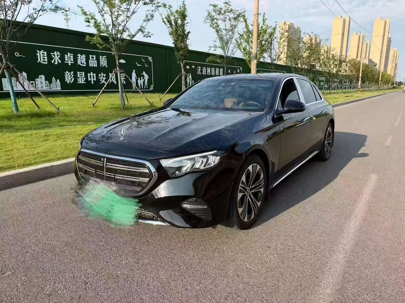 奔驰E 正面外观三