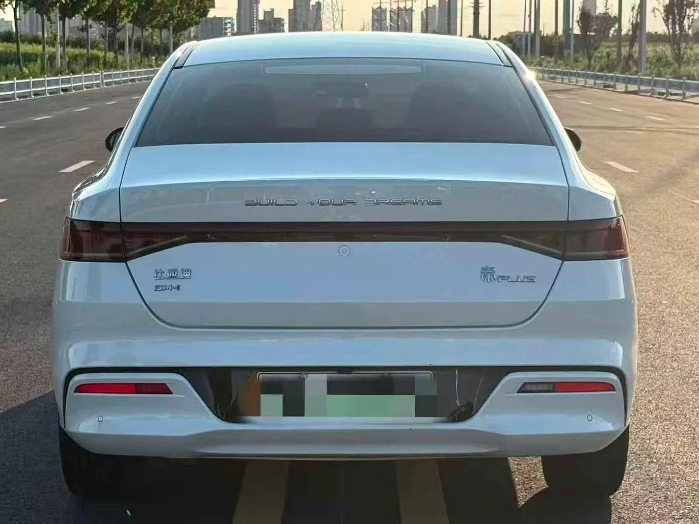 比亚迪秦 后面外观一