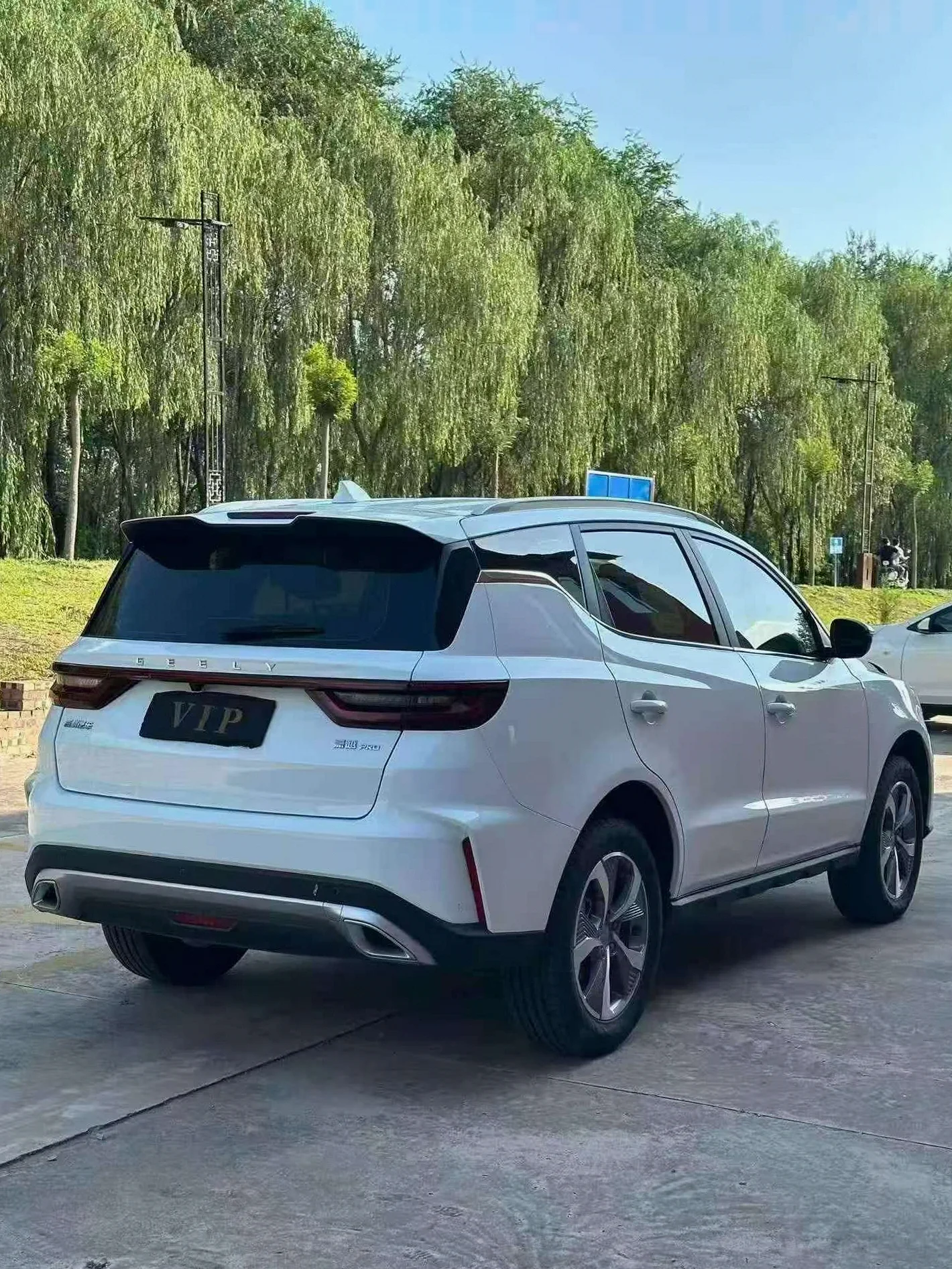 吉利豪越 后面外观一