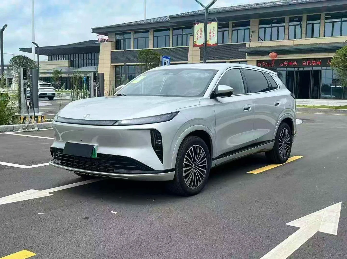 东风L8 正面外观三