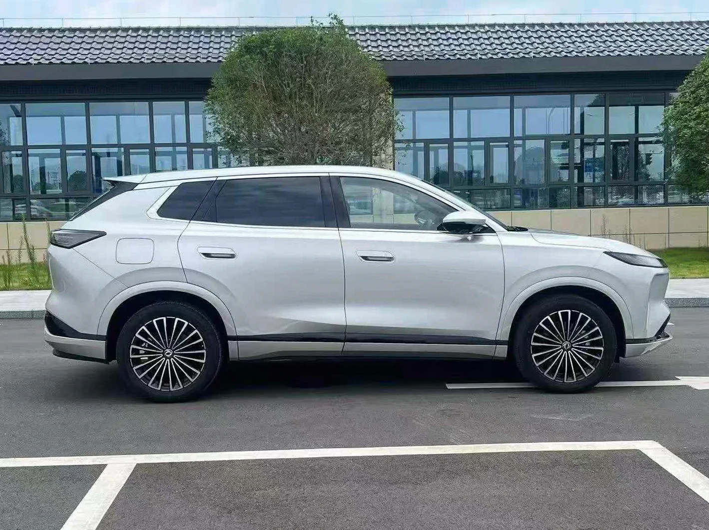 东风L8 后面外观一