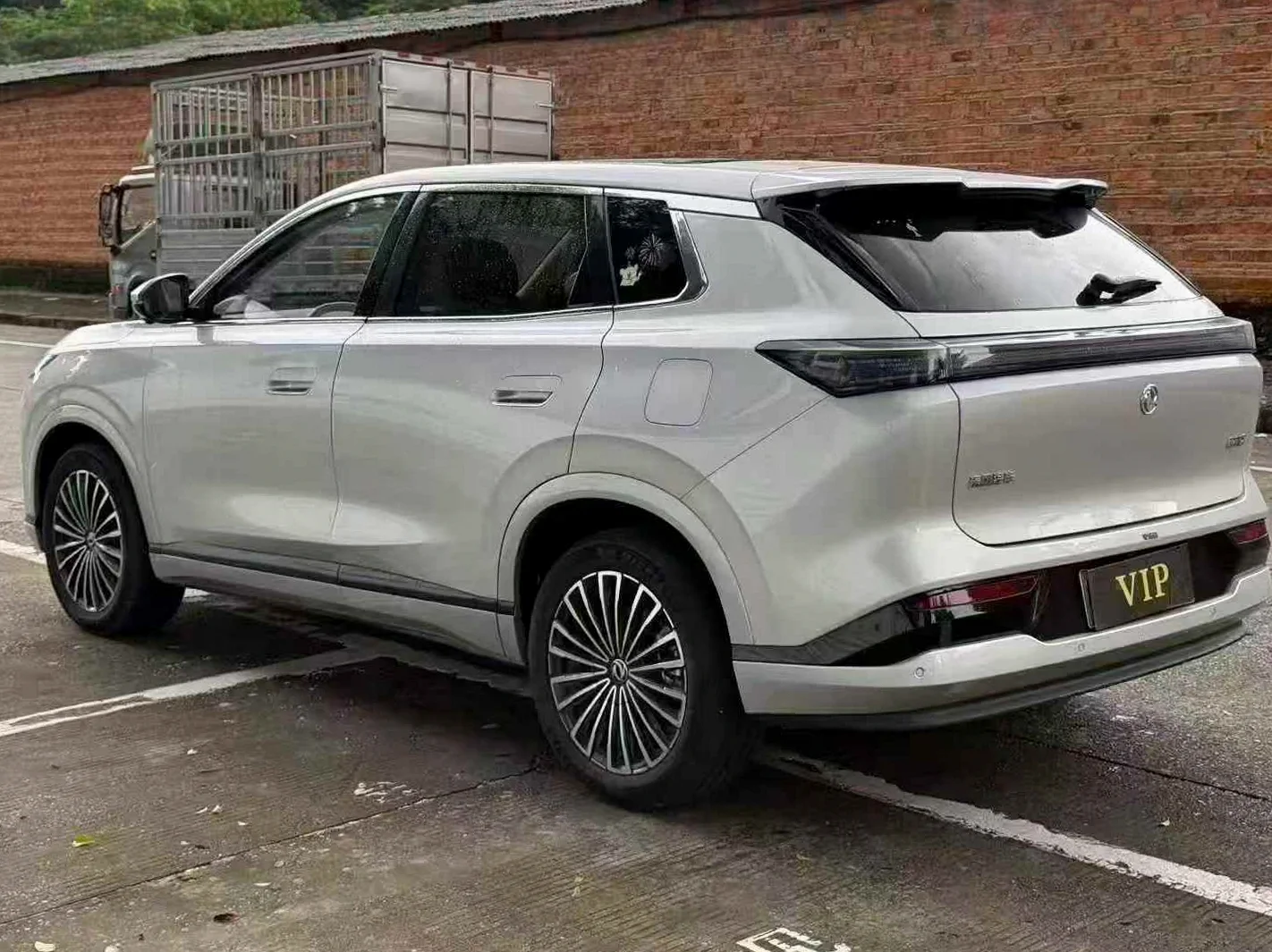 东风L8 后面外观一