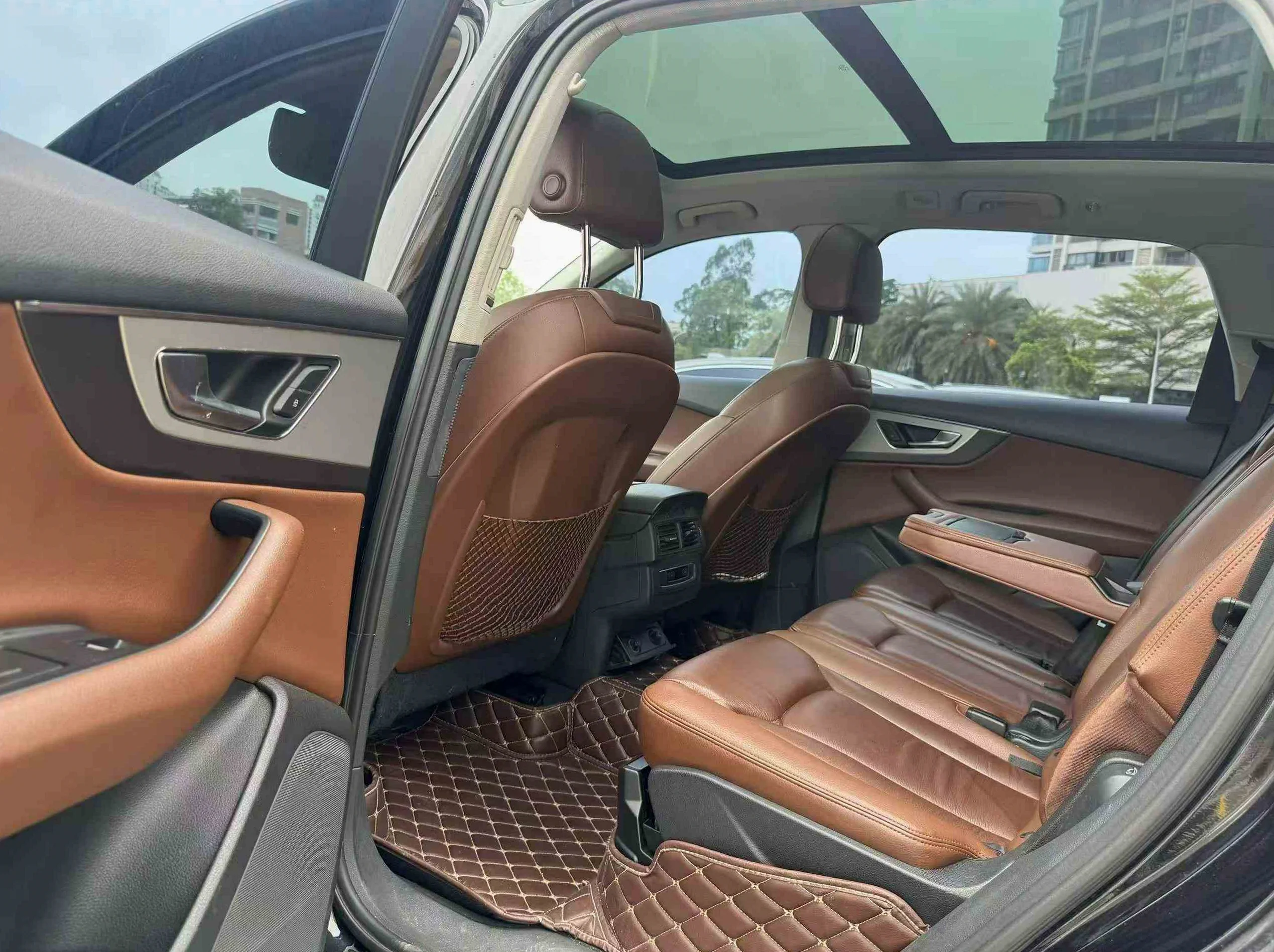 奥迪Q7 后面外观三