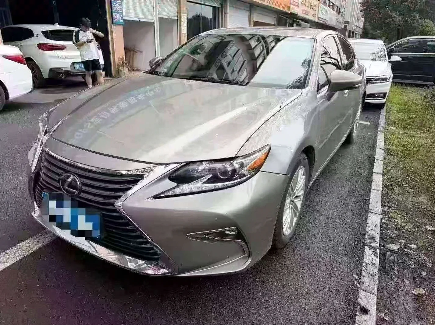 雷克萨斯ES 正面外观三