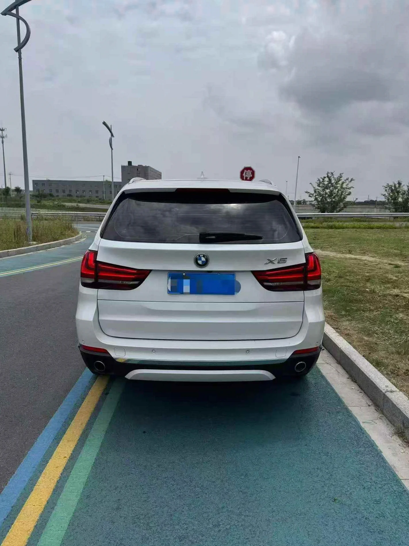 宝马X5 后面外观一