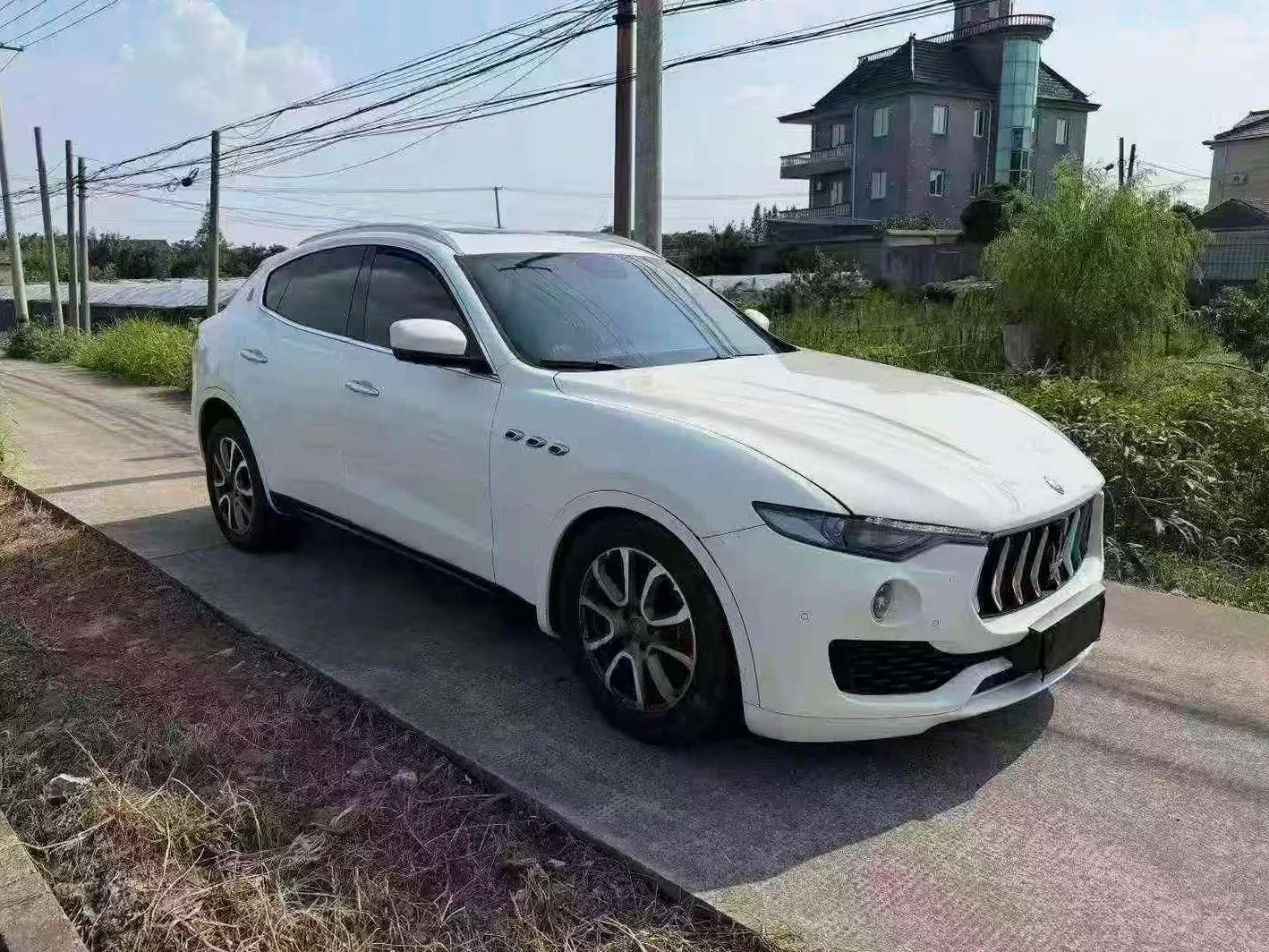 玛莎拉蒂Levante 正面外观三
