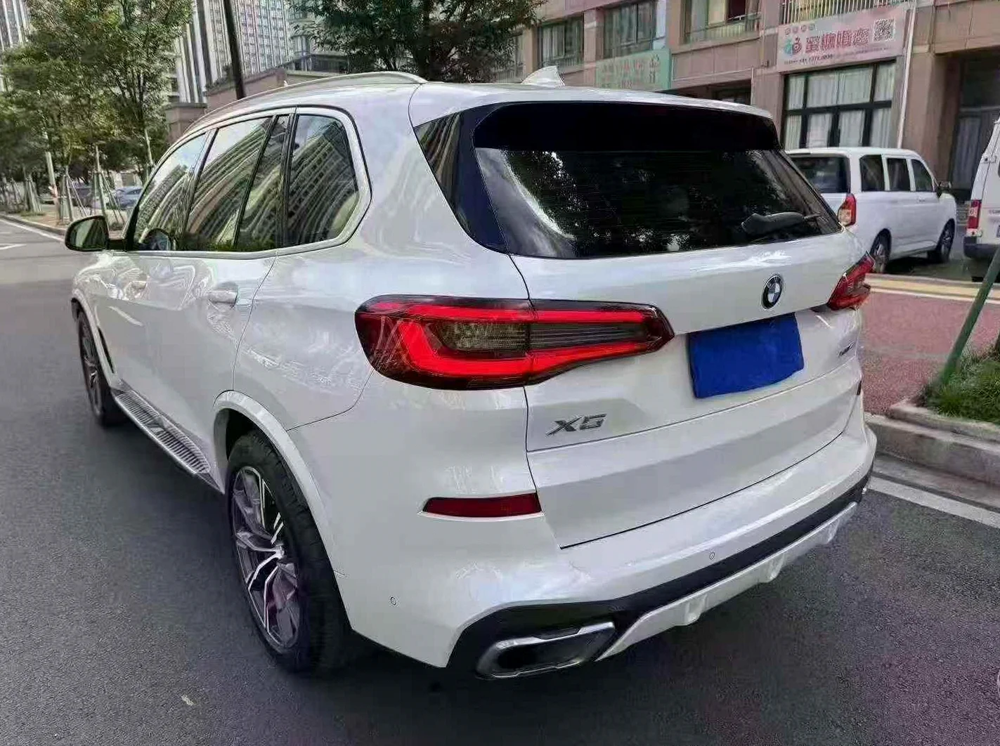 宝马X5 后面外观一