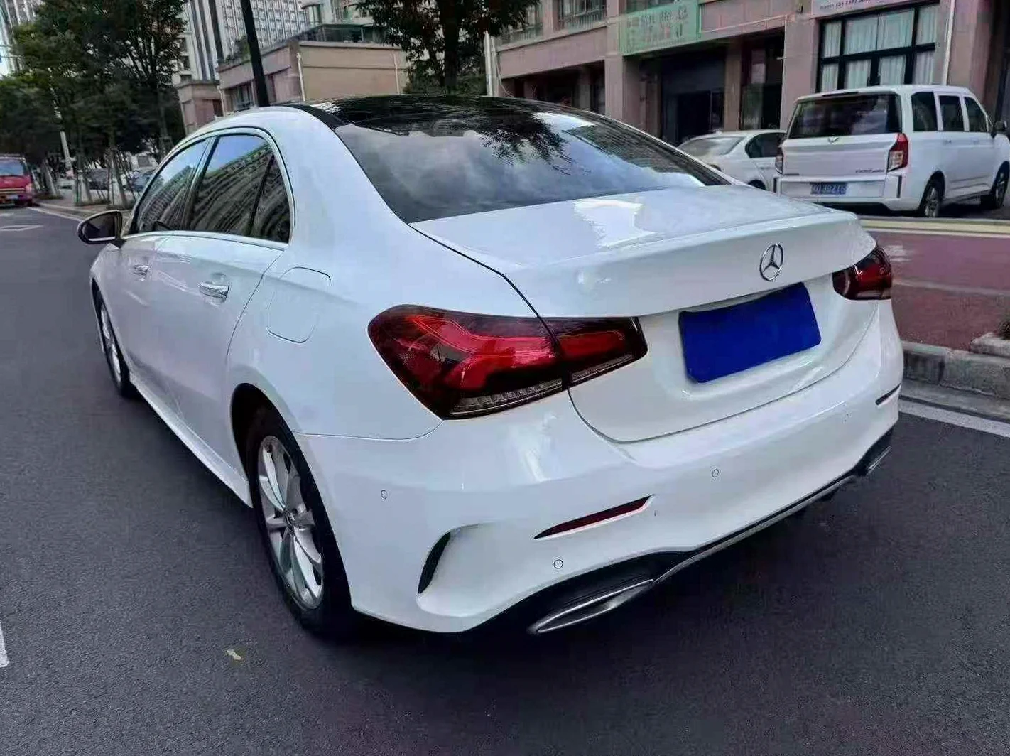 奔驰A 后面外观一