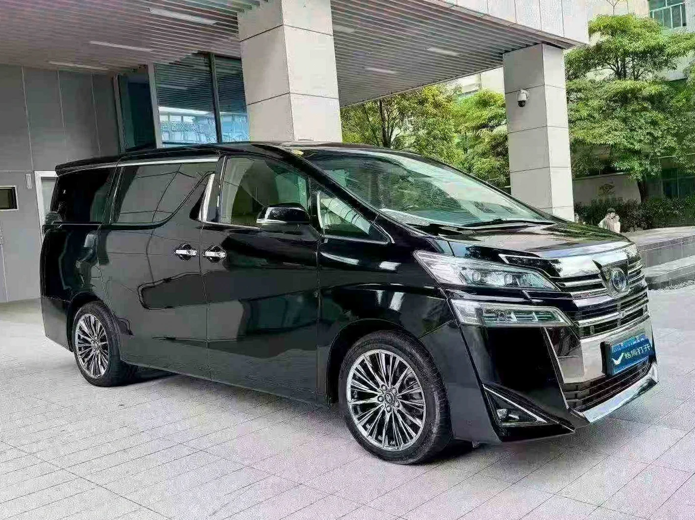 丰田威尔法 正面外观三