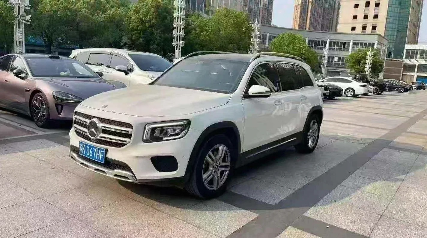 奔驰GLB 正面外观二