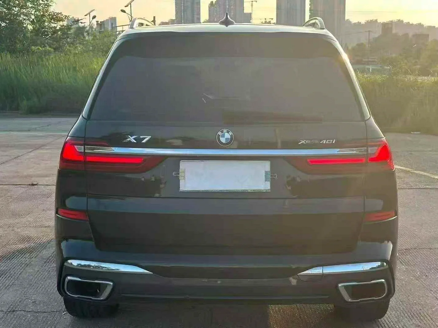 宝马X7 后面外观一