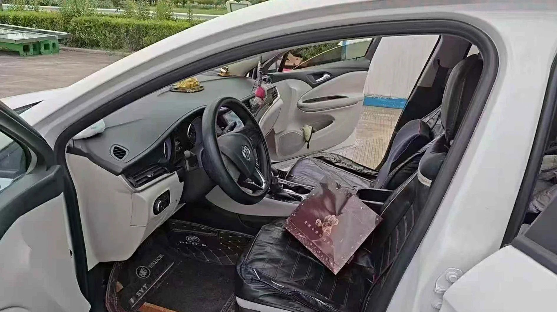 别克威朗 正面外观二