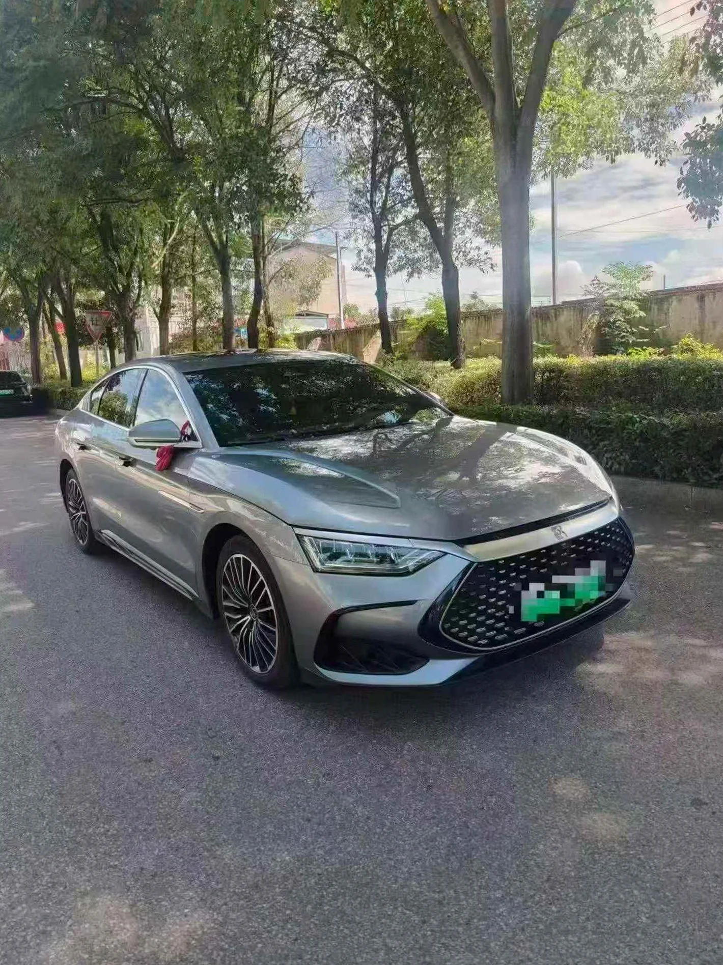 比亚迪汉 正面外观三