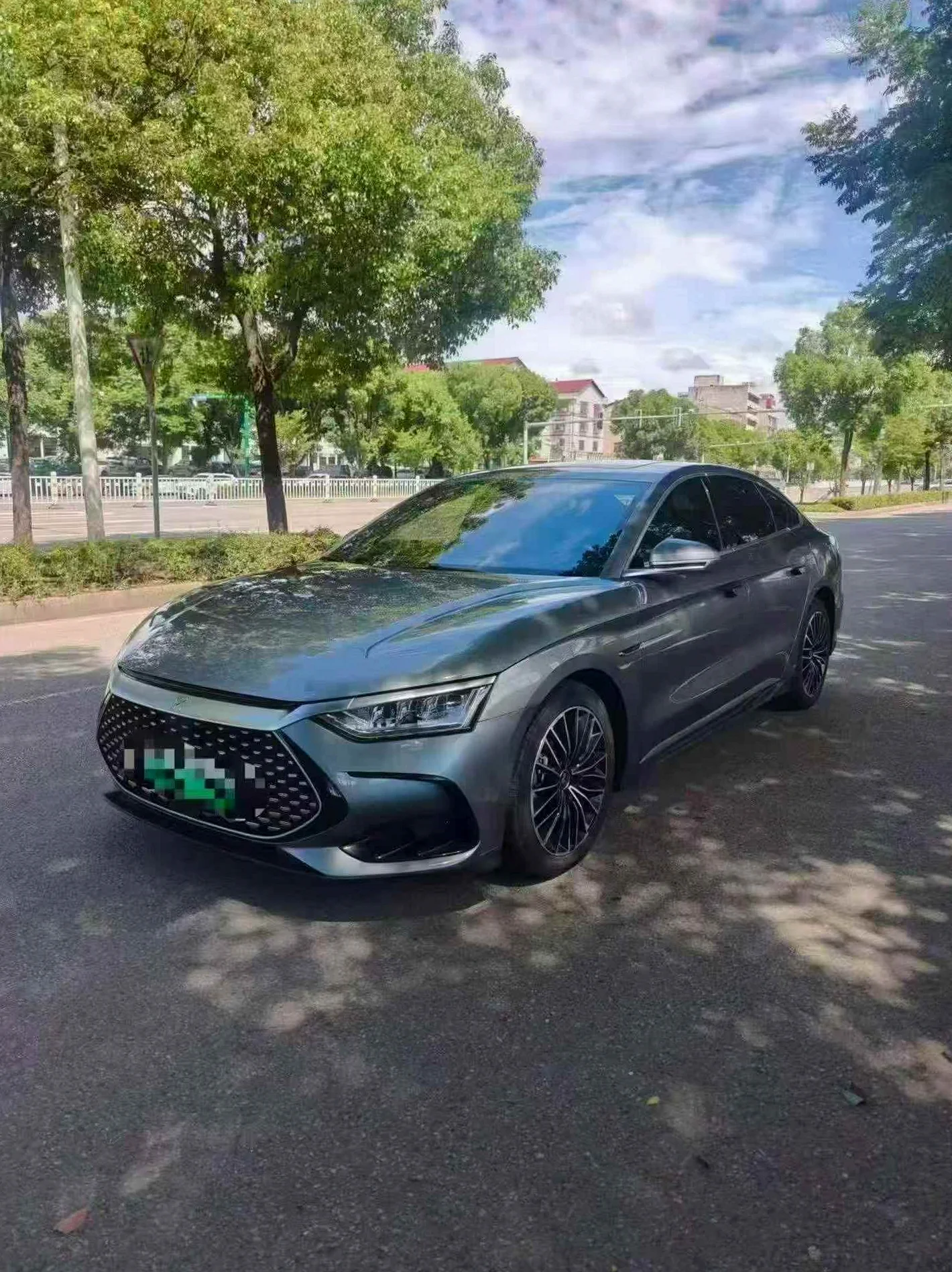 比亚迪汉 正面外观二