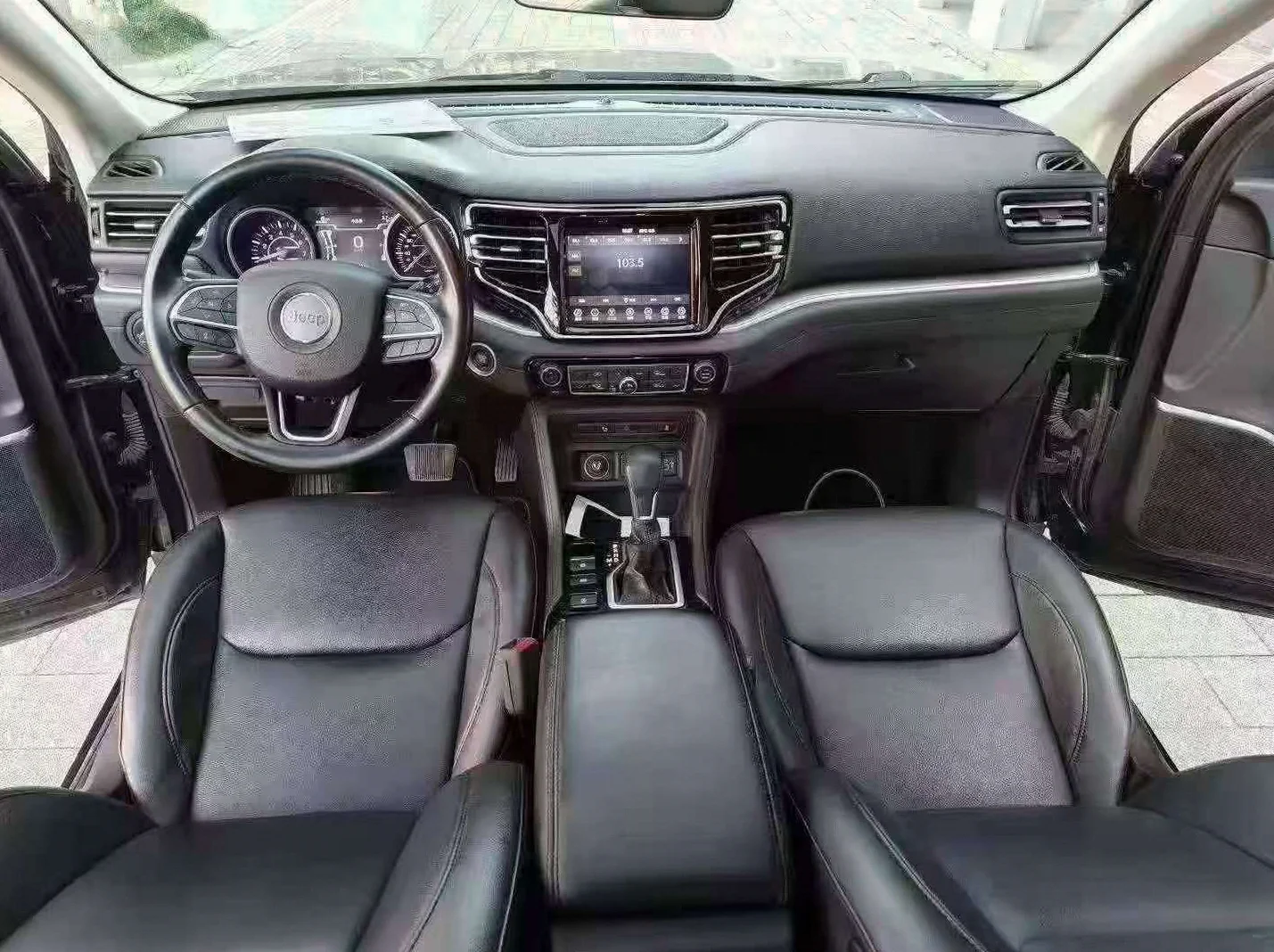 Jeep指挥官 内饰后排