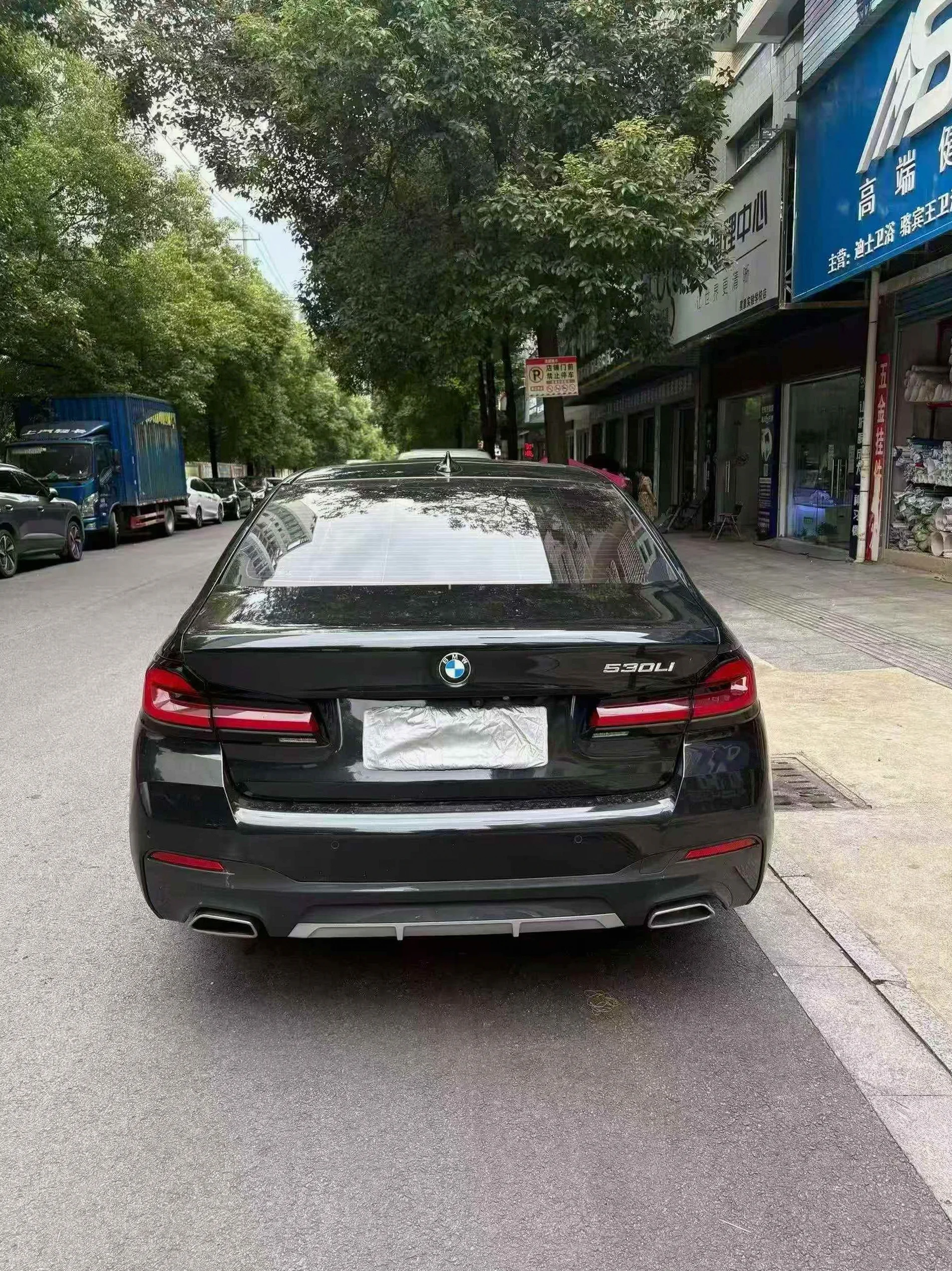 宝马5系 后面外观一