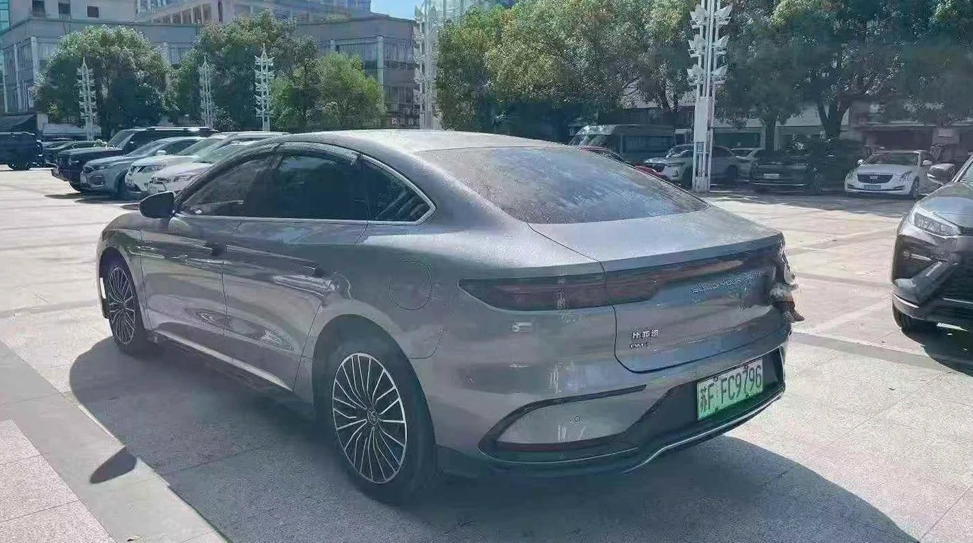 比亚迪汉 内饰后排