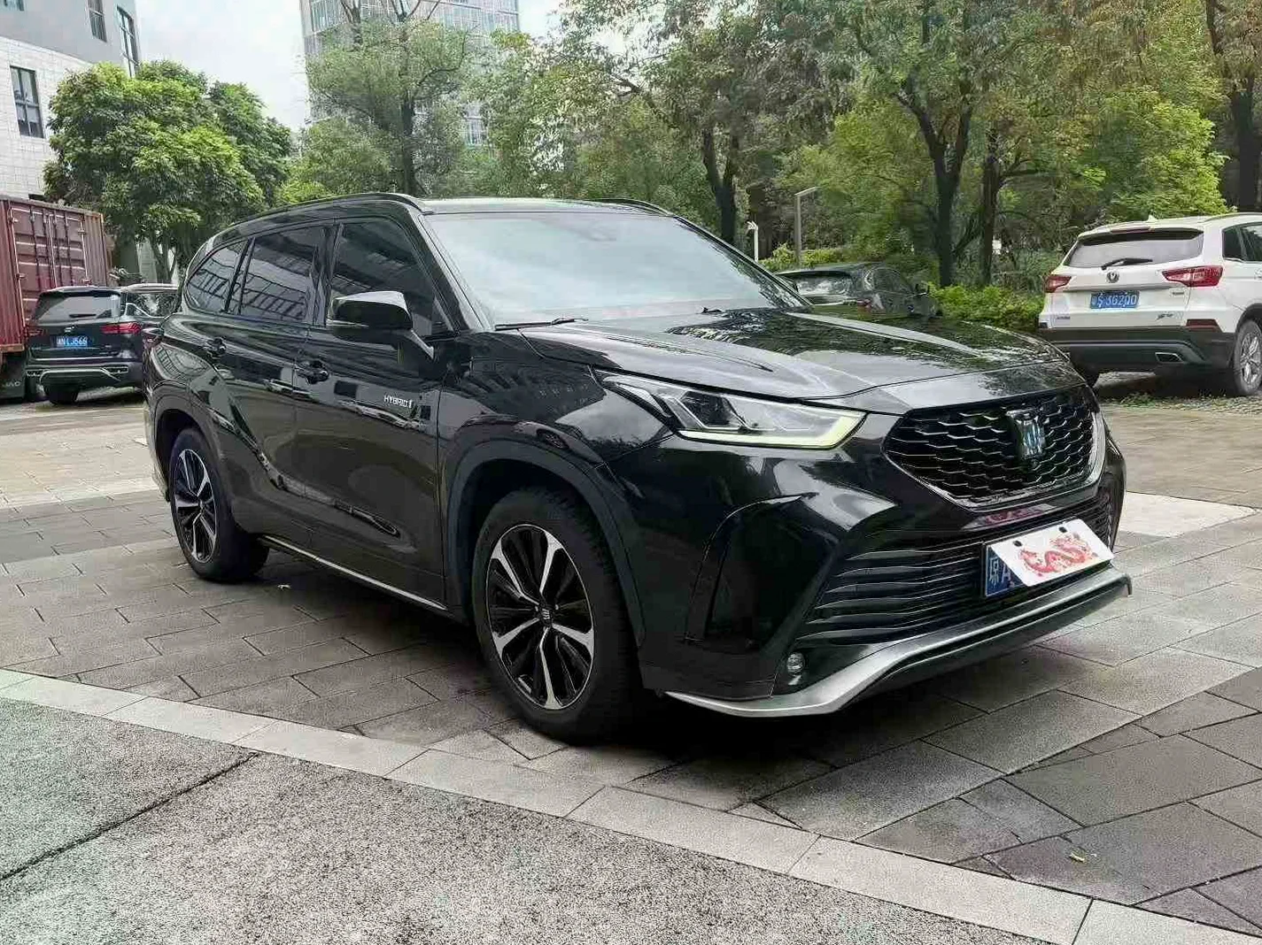 23年丰田皇冠陆放四驱2.5L油电混合七座SUV