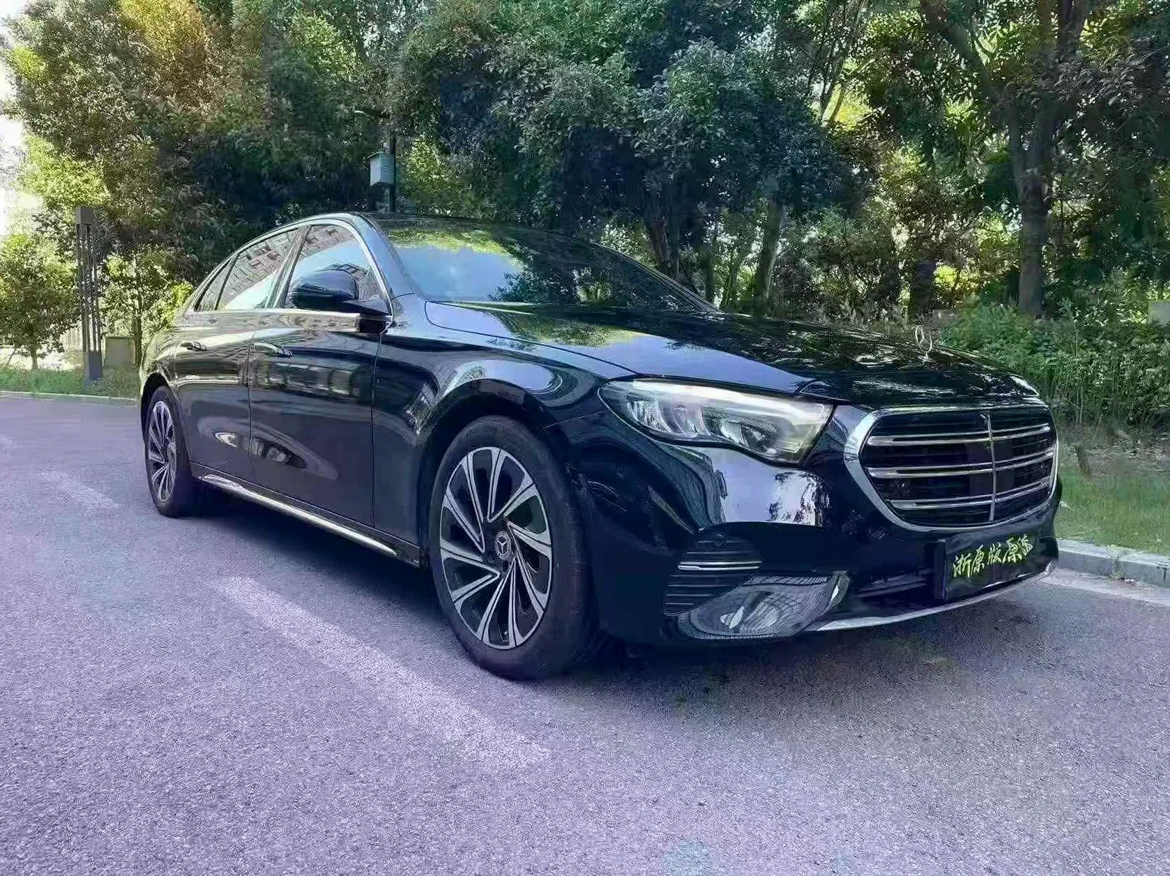 奔驰E 正面外观二