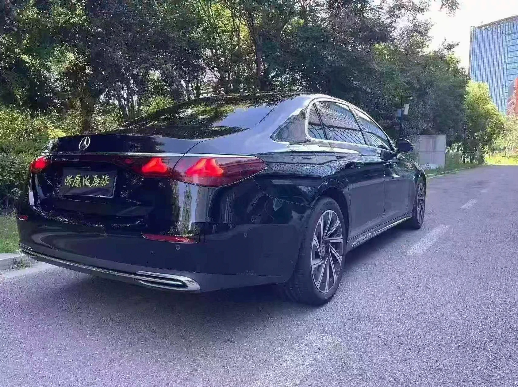 奔驰E 后面外观一