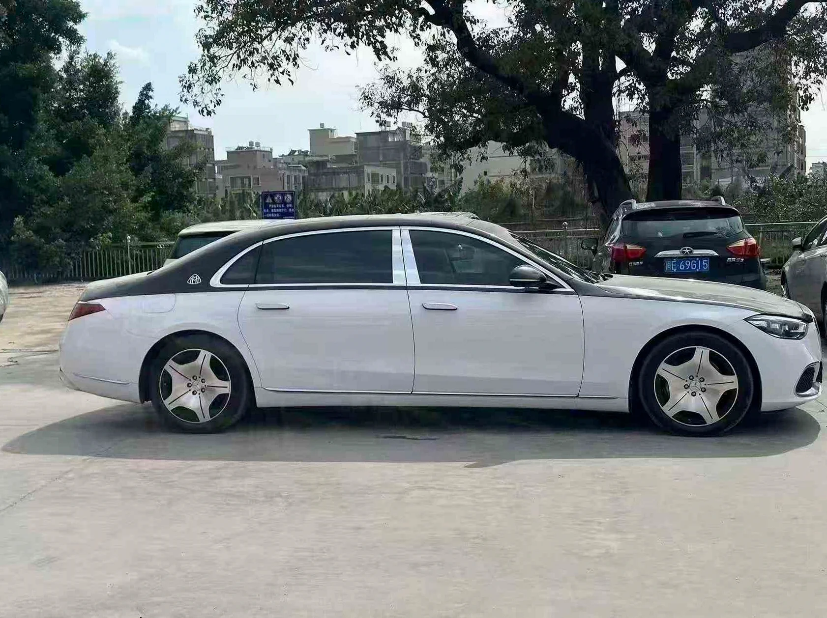 奔驰迈巴赫S级 正面外观三