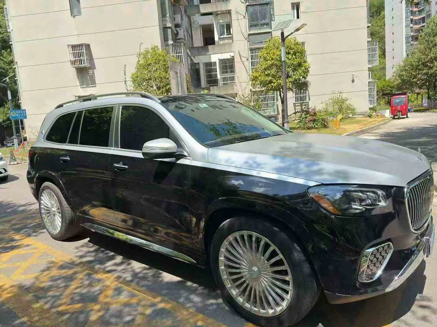 奔驰GLS 正面外观三