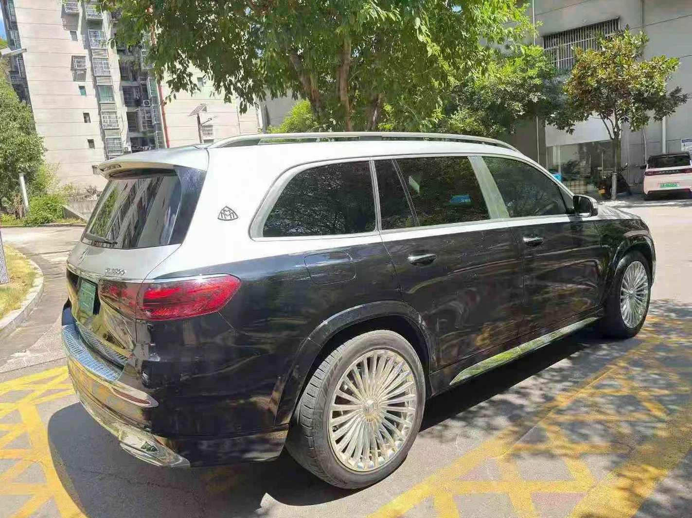 奔驰GLS 后面外观一