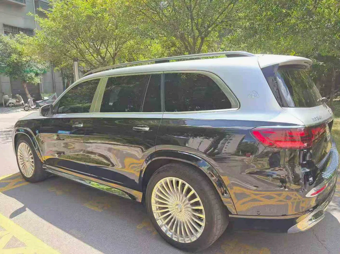 奔驰GLS 后面外观三