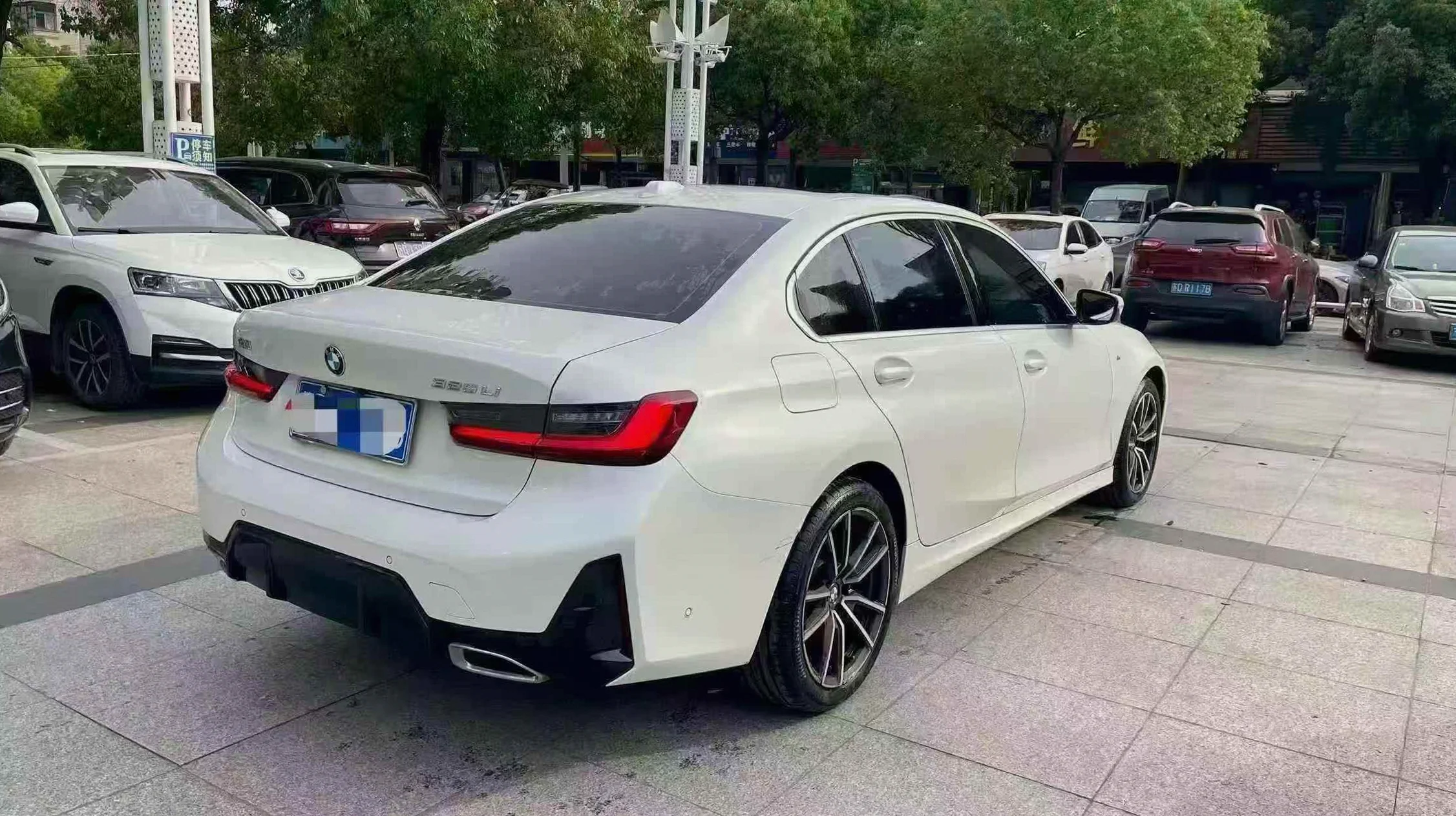 宝马3系 后面外观一