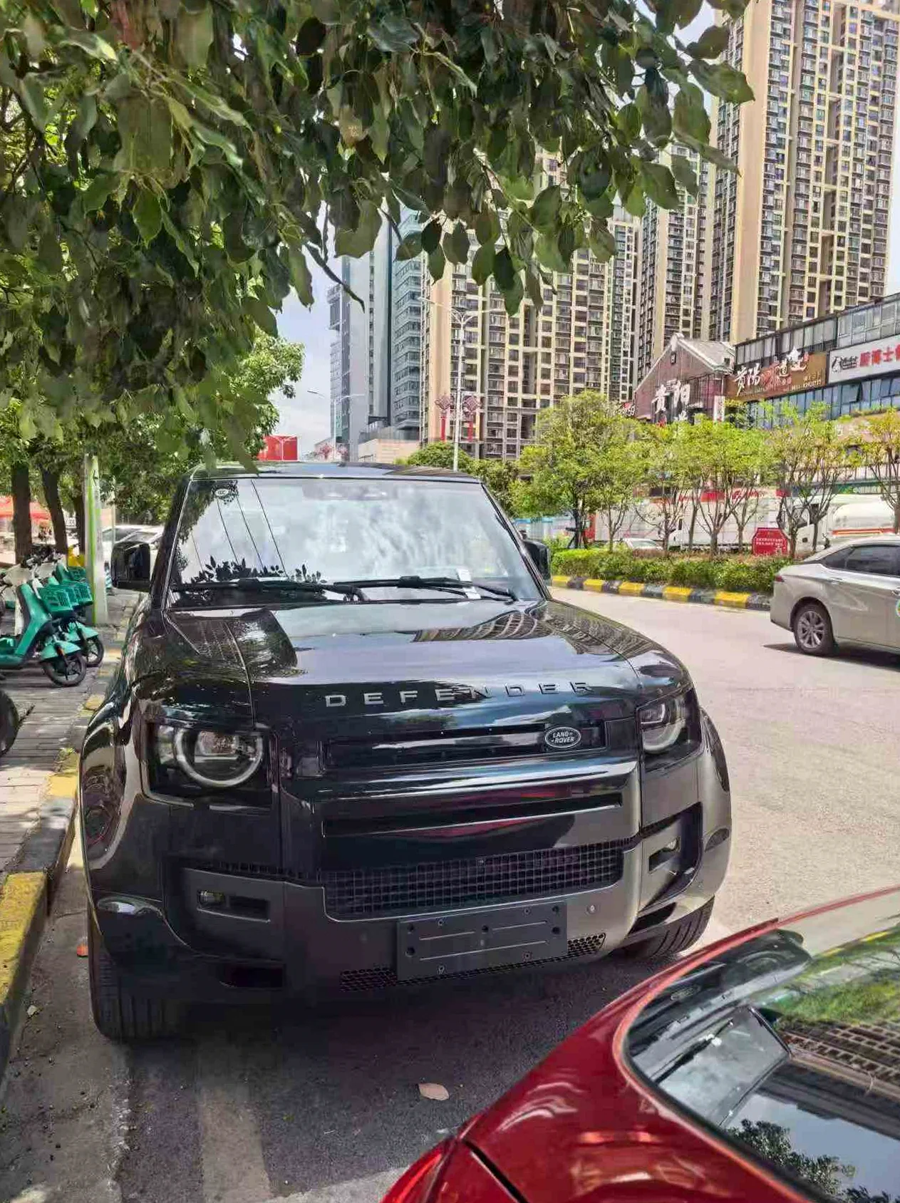 路虎卫士 正面外观三