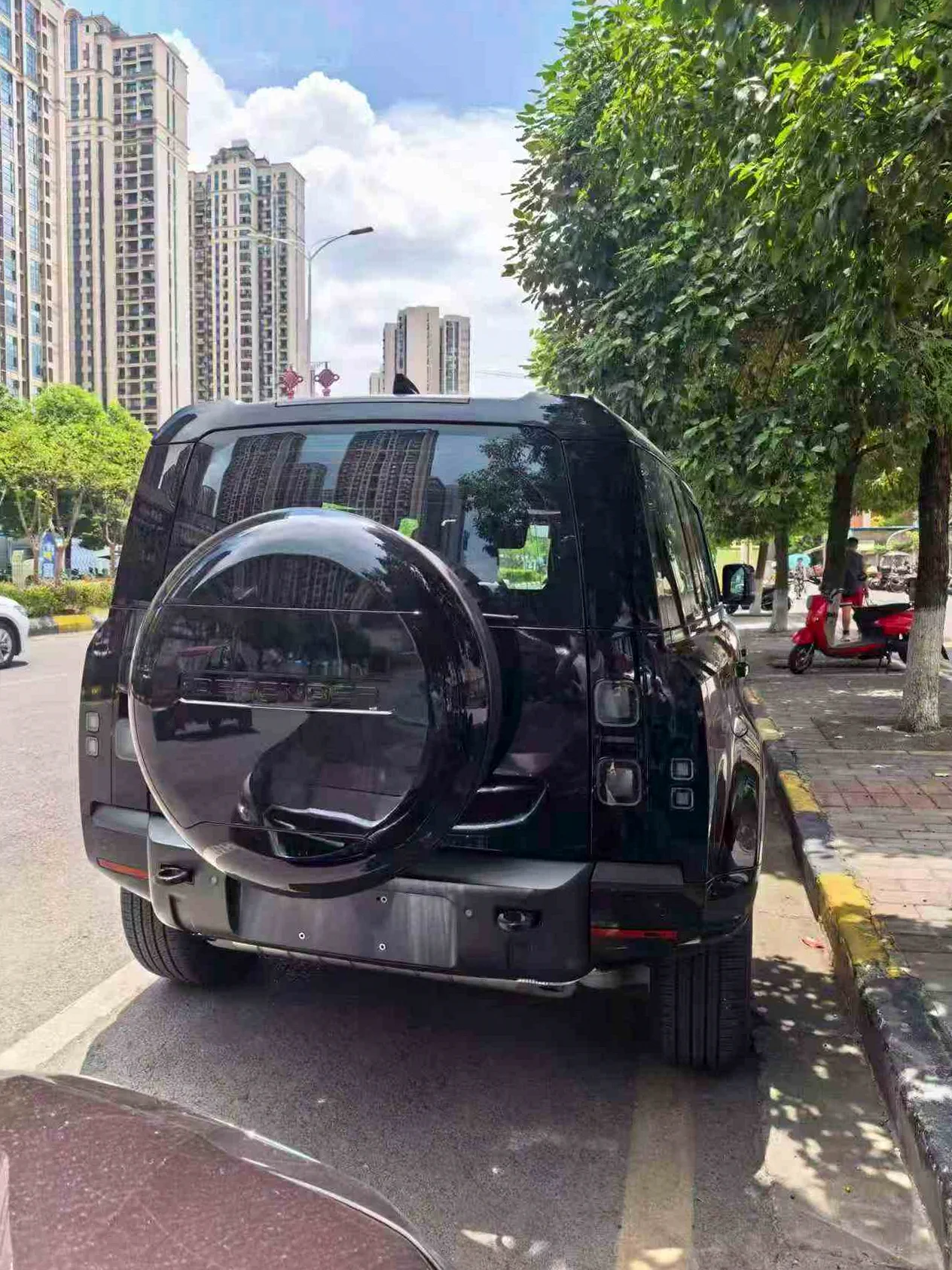 路虎卫士 后面外观一