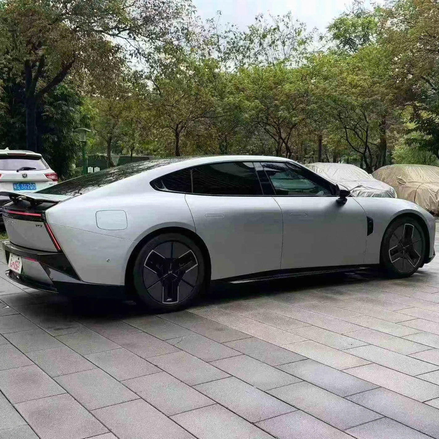 小鹏汽车p7 后面外观一