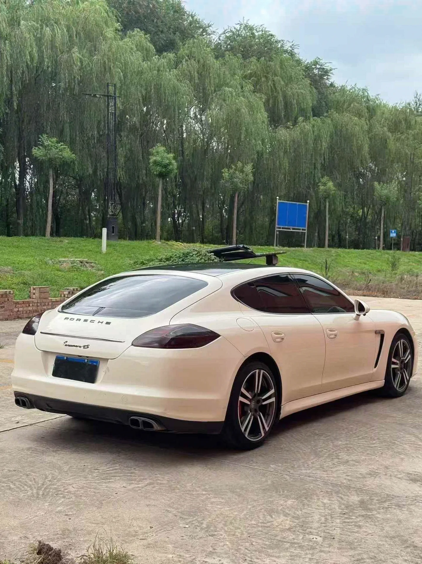 保时捷帕拉梅拉 后面外观三