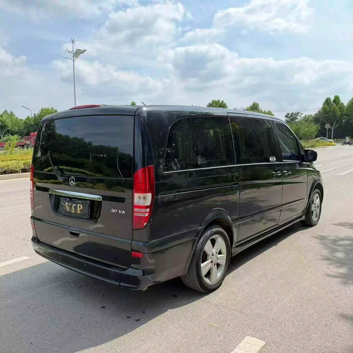 奔驰唯雅诺 后面外观三