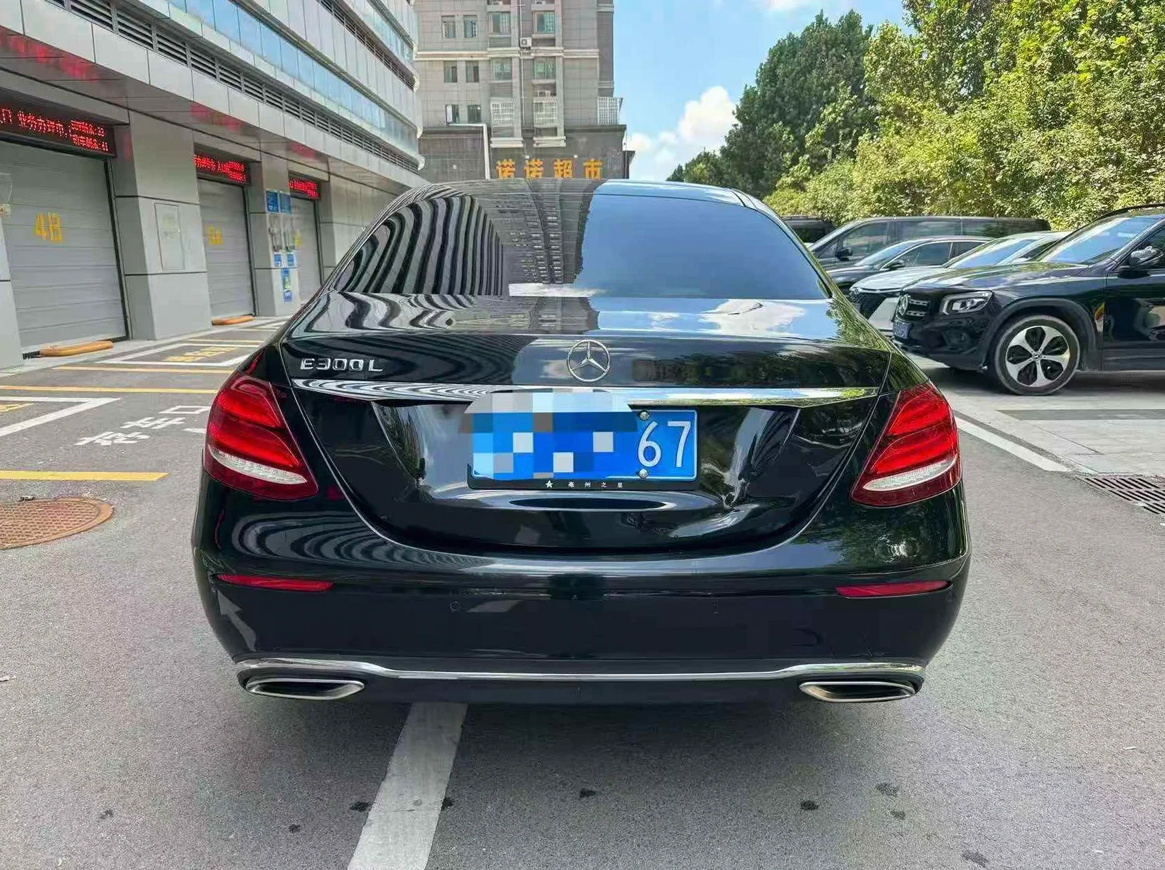 奔驰E 内饰后排