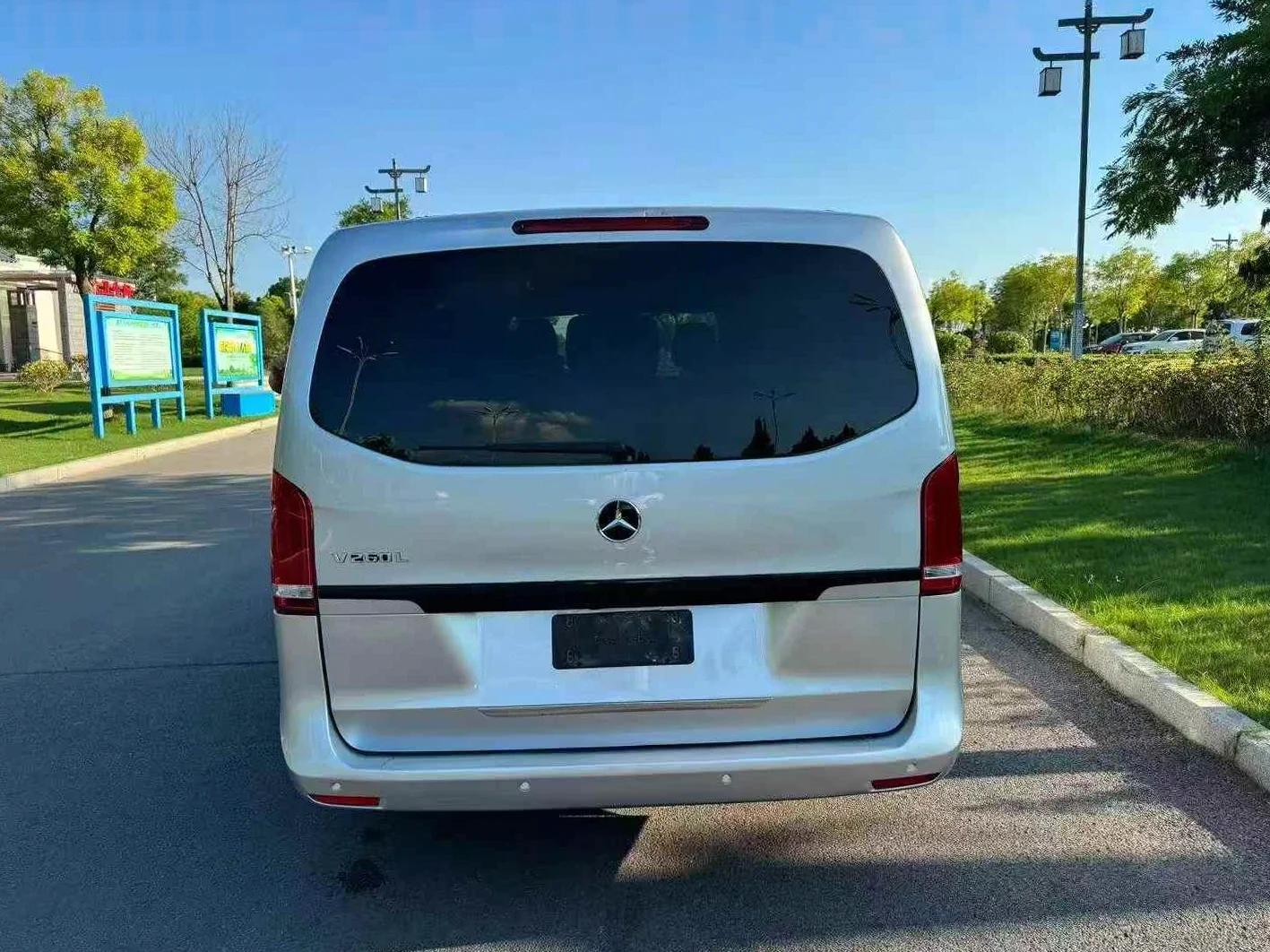 奔驰V 后面外观一