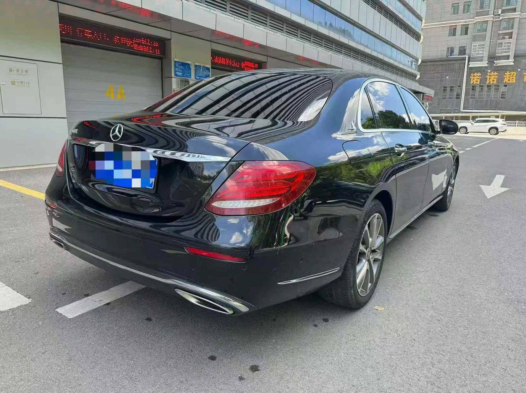 奔驰E 内饰前排