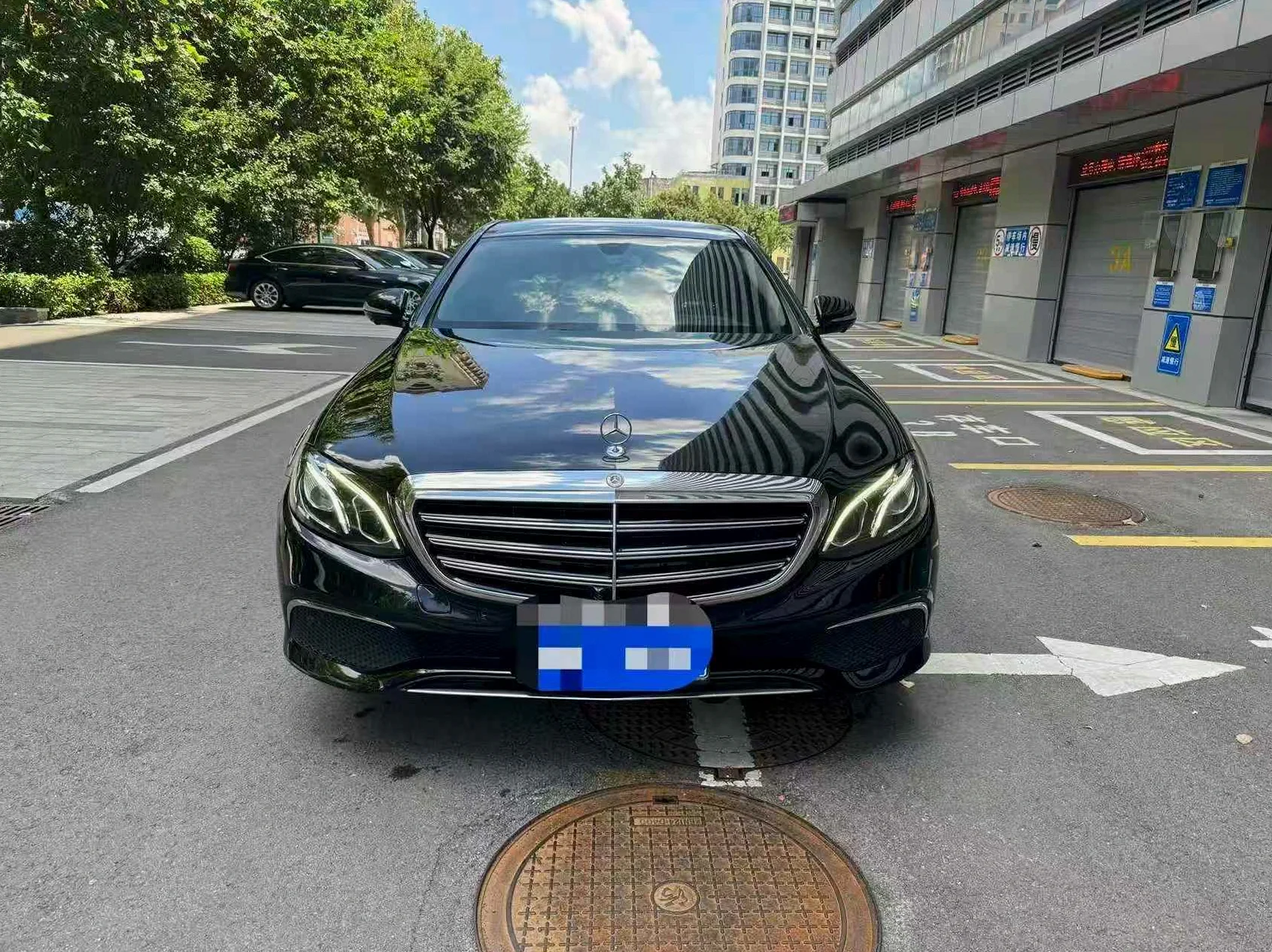 奔驰E 正面外观二