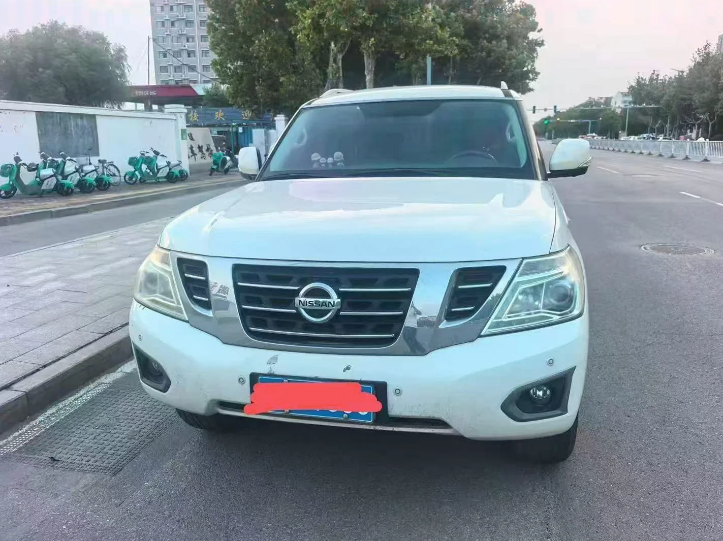 日产途乐 正面外观二
