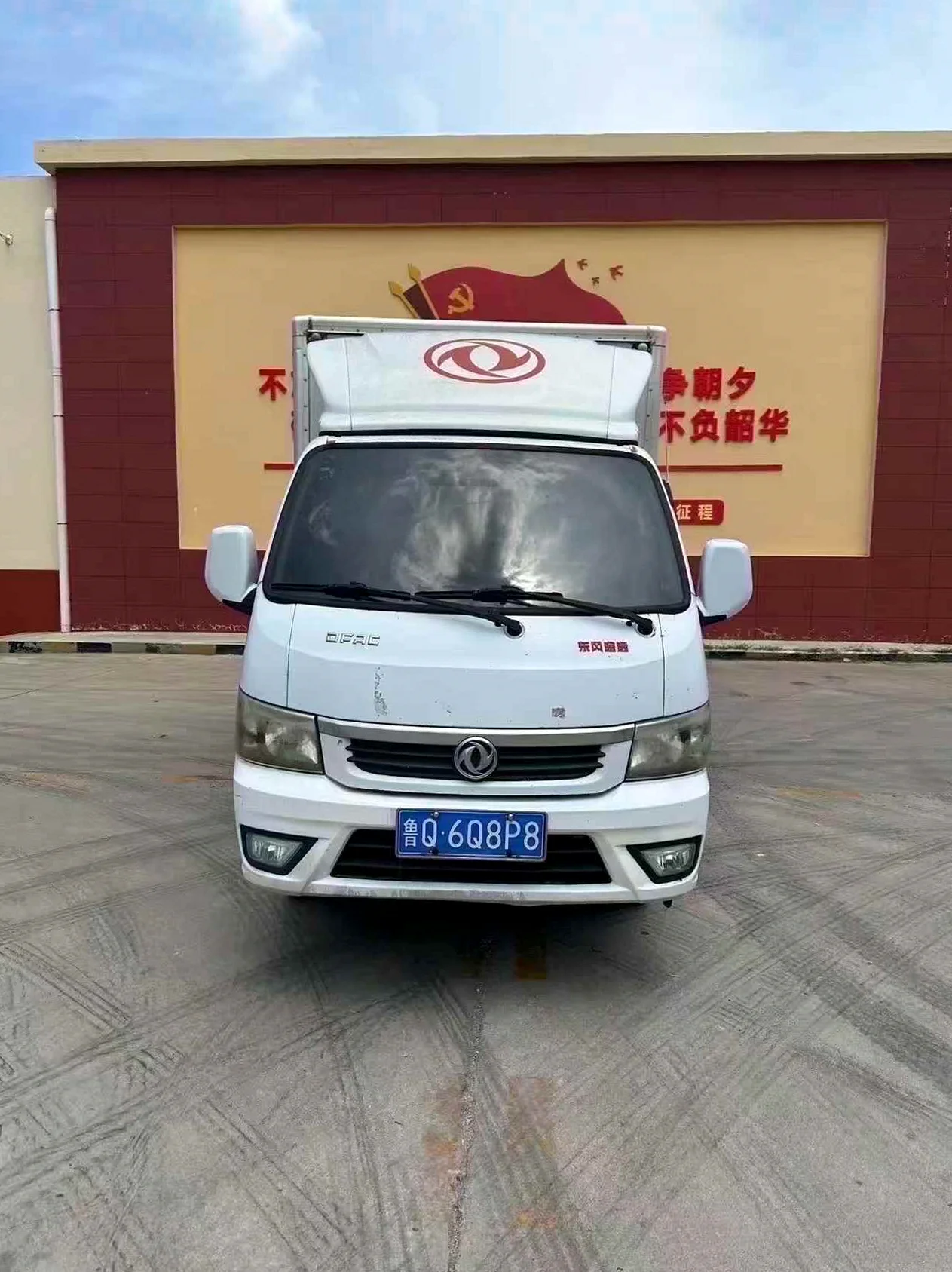 货车东风小箱货 正面外观二