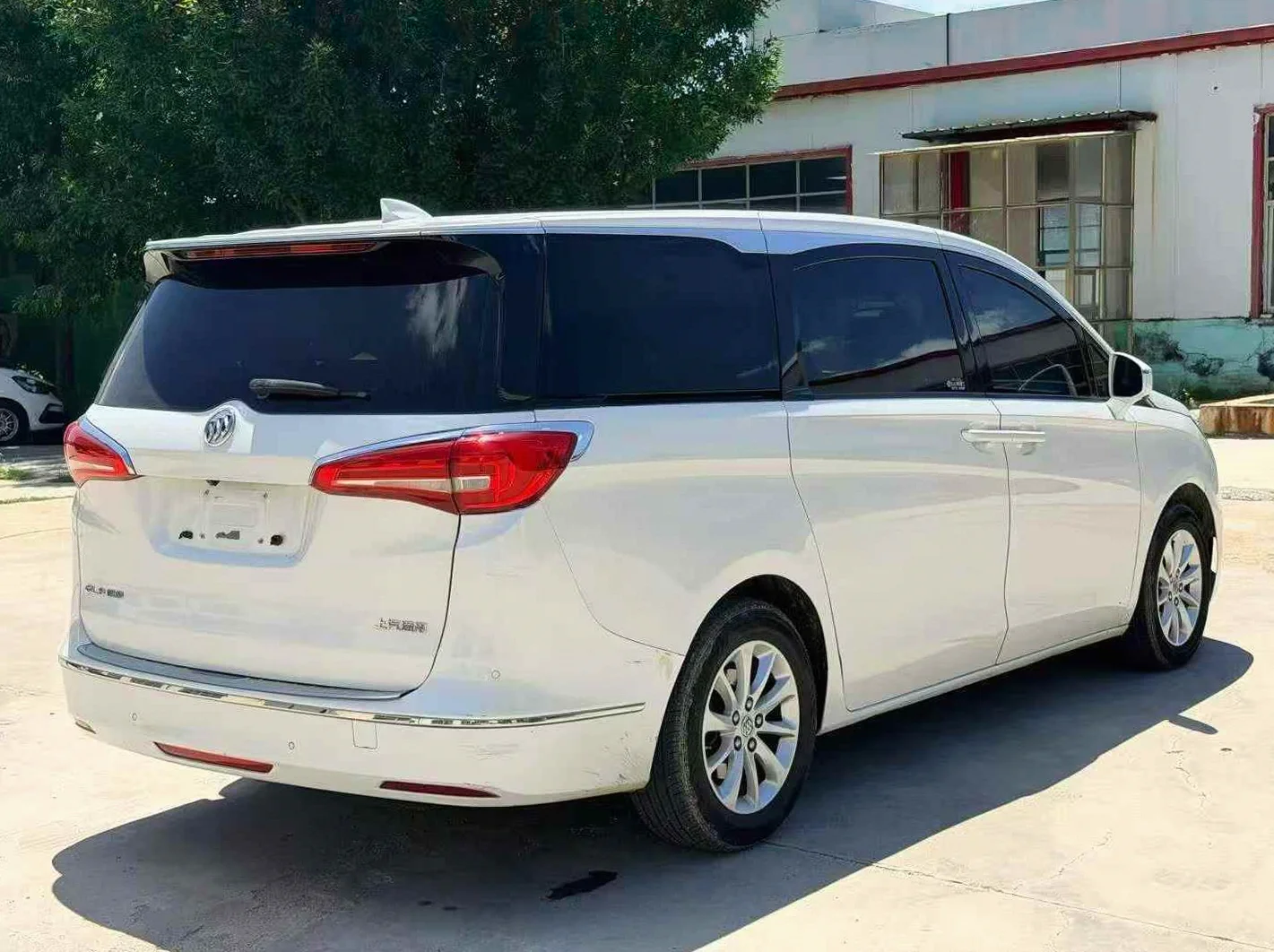 别克GL8 后面外观三