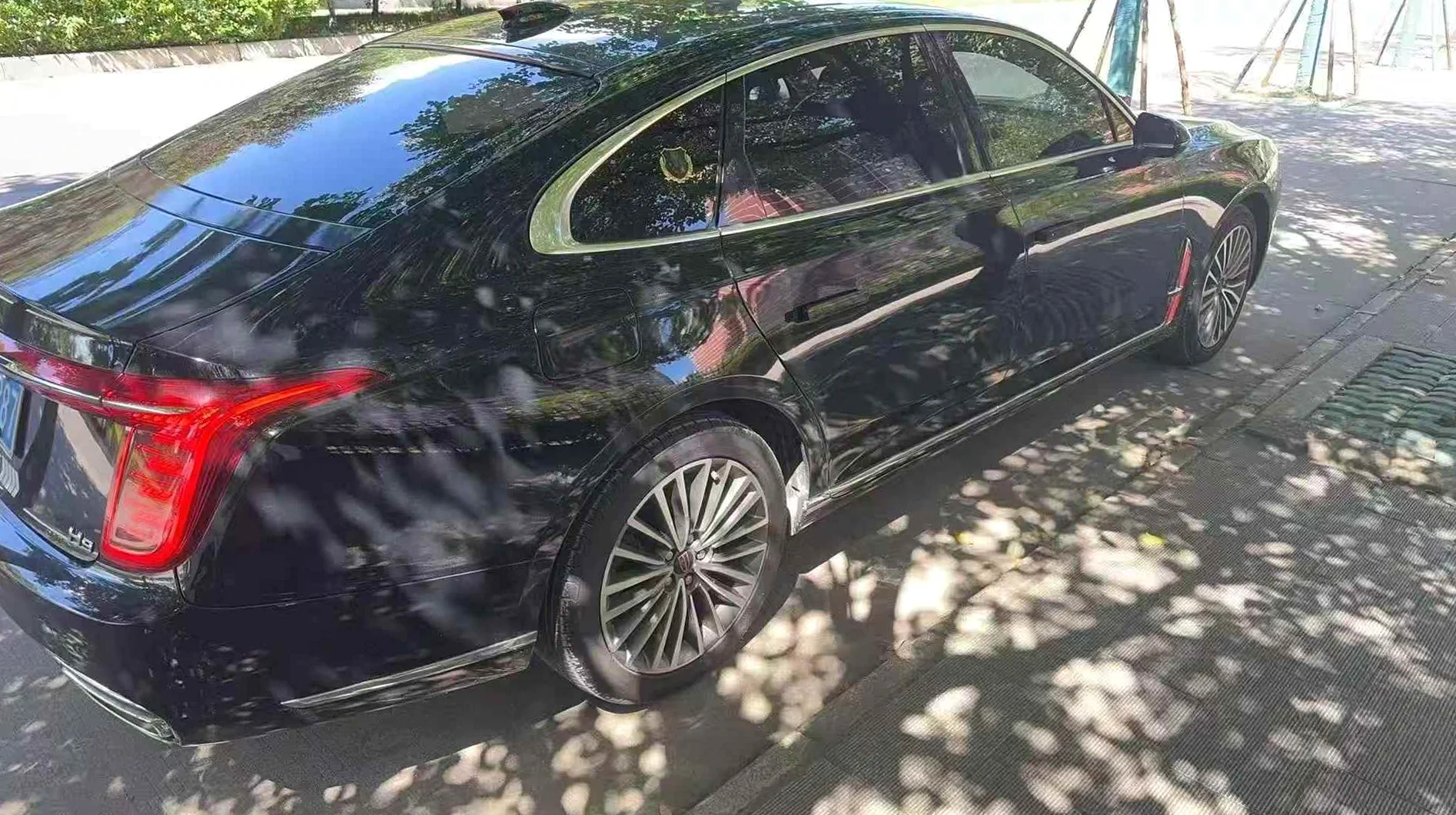 红旗H9 后面外观三