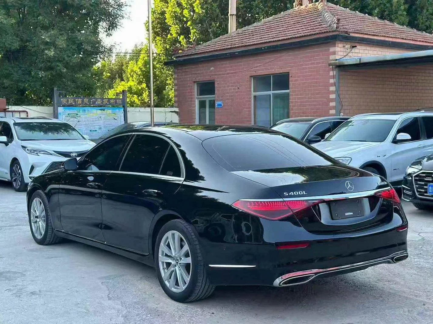 奔驰S级 后面外观一